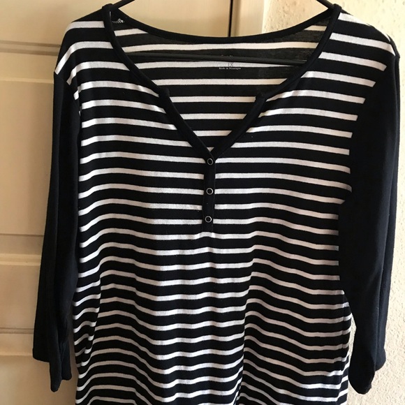 Croft & Barrow Black and White Buttoned Long Sleeve Tee - Picture 2 of 2